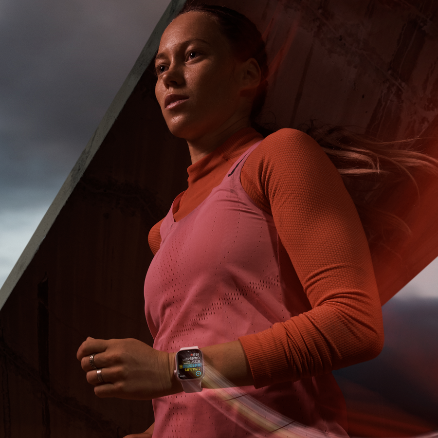 Apple Watch Series 9 GPS, 45мм, Тёмная ночь, Спортивный ремешок цвета «тёмная ночь», M/L — Изображение №5